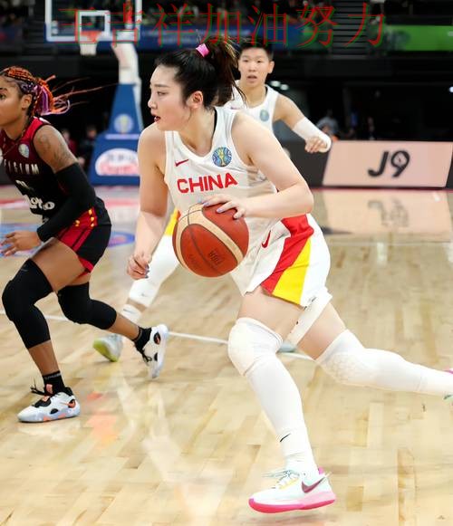 中国女篮绝杀取胜点燃全场气氛 战术调整效果逐渐显现